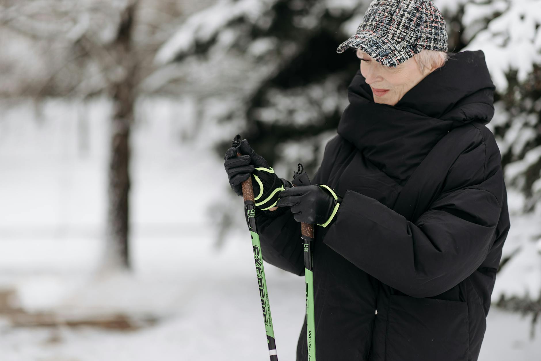 Grupa ludzi uprawiająca nordic walking na trasie w okolicach Lubartowa w piękny dzień