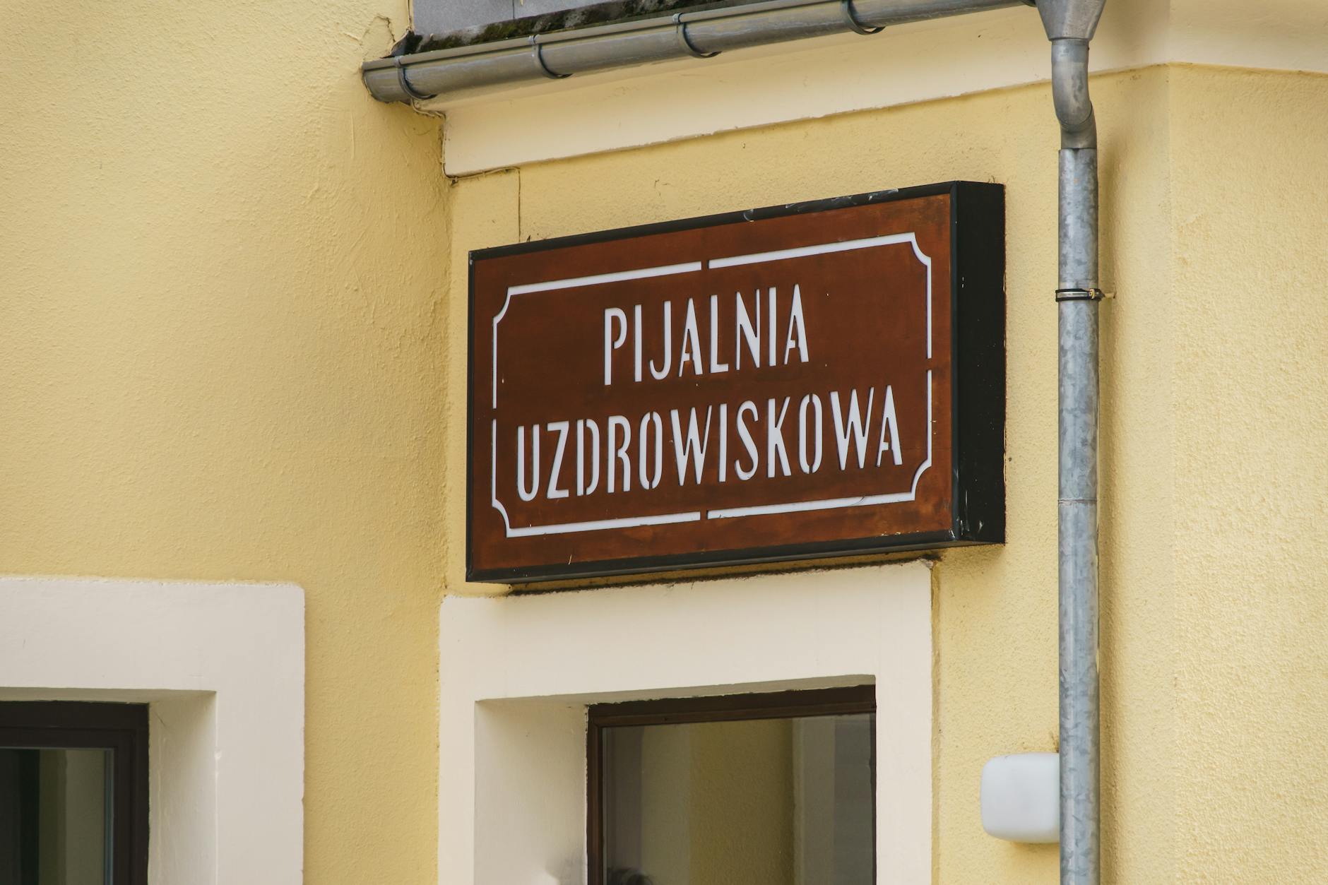 Osoba przeglądająca oferty pracy w Lubartowie na komputerze